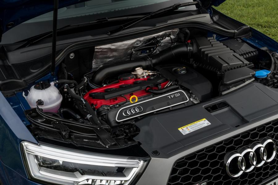 Моторный отсек Audi RS Q3 Performance (8U) 2016 года  (UK) (фото 5 из 9)